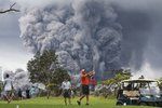 I přes nebezpečí erupce sopky golfisté pokračují ve hře.