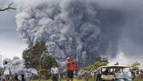 I přes nebezpečí erupce sopky golfisté pokračují ve hře.