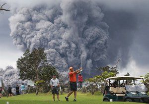 I přes nebezpečí erupce sopky golfisté pokračují ve hře.