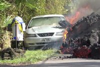 VIDEO: Muži láva spolkla auto, on ale truchlí kvůli poštovní schránce