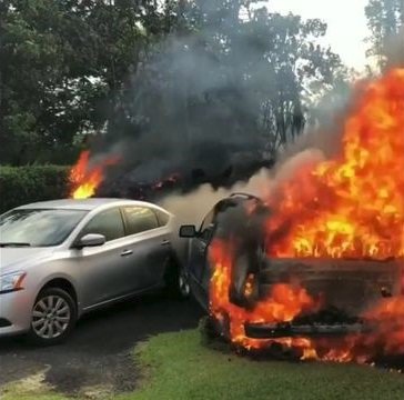 Láva spálila auto na uhel