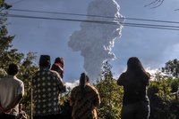 Sopka Merapi vychrlila popel šest kilometrů vysoko. Letadla jsou v ohrožení