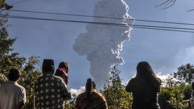Sopka Merapi vychrlila popel šest kilometrů vysoko. Letadla jsou v ohrožení