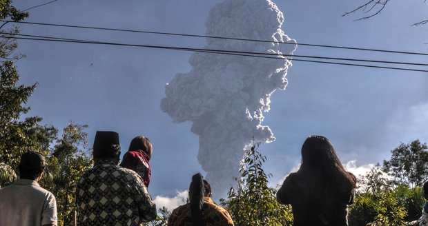 Sopka Merapi vychrlila popel šest kilometrů vysoko. Letadla jsou v ohrožení