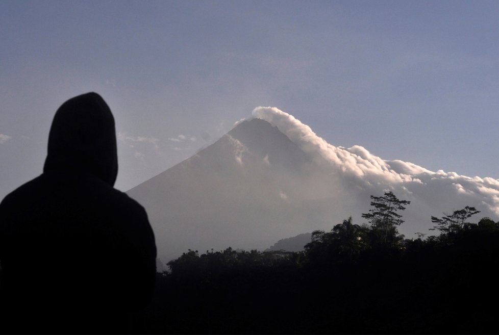 Sopka v Indonésii chrlila oblak popela
