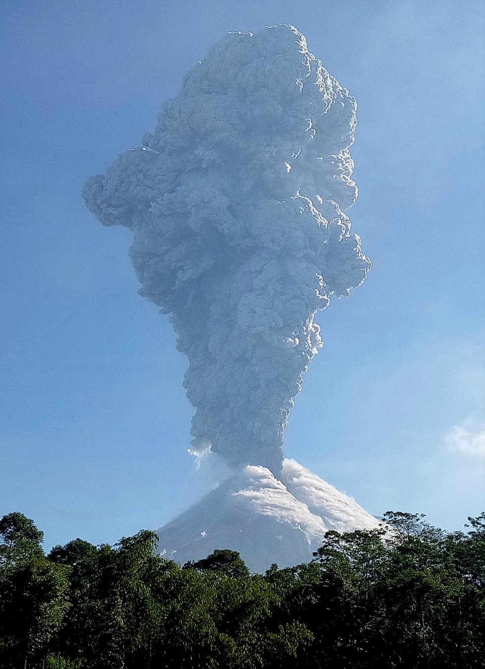 Sopka v Indonésii chrlila oblak popela