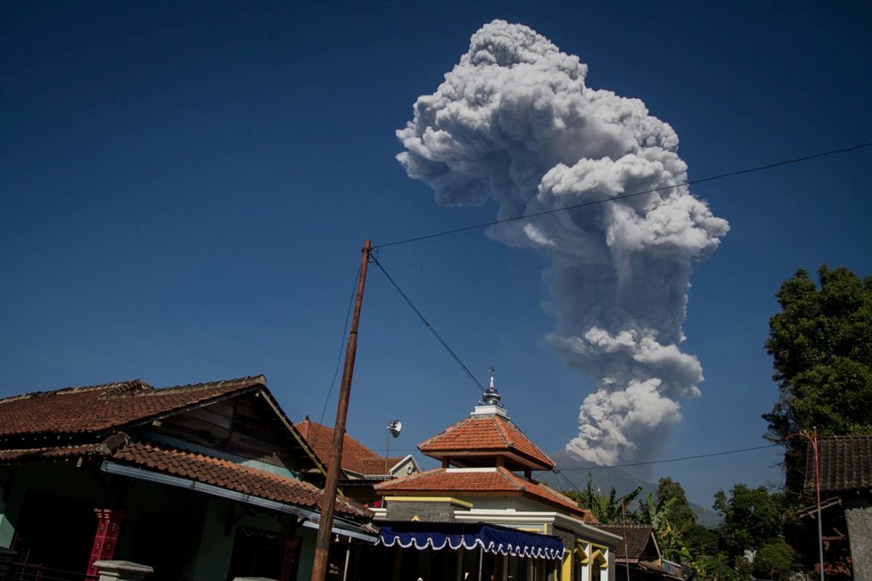 Indonéská sopka chrlila popel