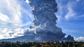 V Indonésii explodovala sopka Sinabung. Popel se z ní tyčí 7 kilometrů vysoko