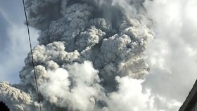 V Indonésii explodovala sopka Sinabung. Popel se z ní tyčí 7 kilometrů vysoko