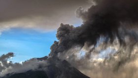 V Indonésii explodovala sopka Sinabung. Popel se z ní tyčí 7 kilometrů vysoko