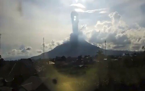 V Indonésii explodovala sopka Sinabung. Popel se z ní tyčí 7 kilometrů vysoko