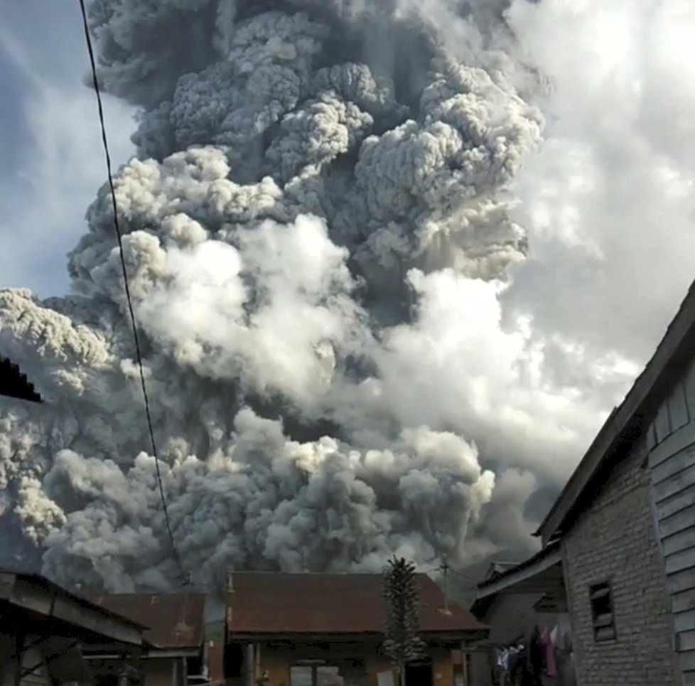 V Indonésii explodovala sopka Sinabung. Popel se z ní tyčí 7 kilometrů vysoko