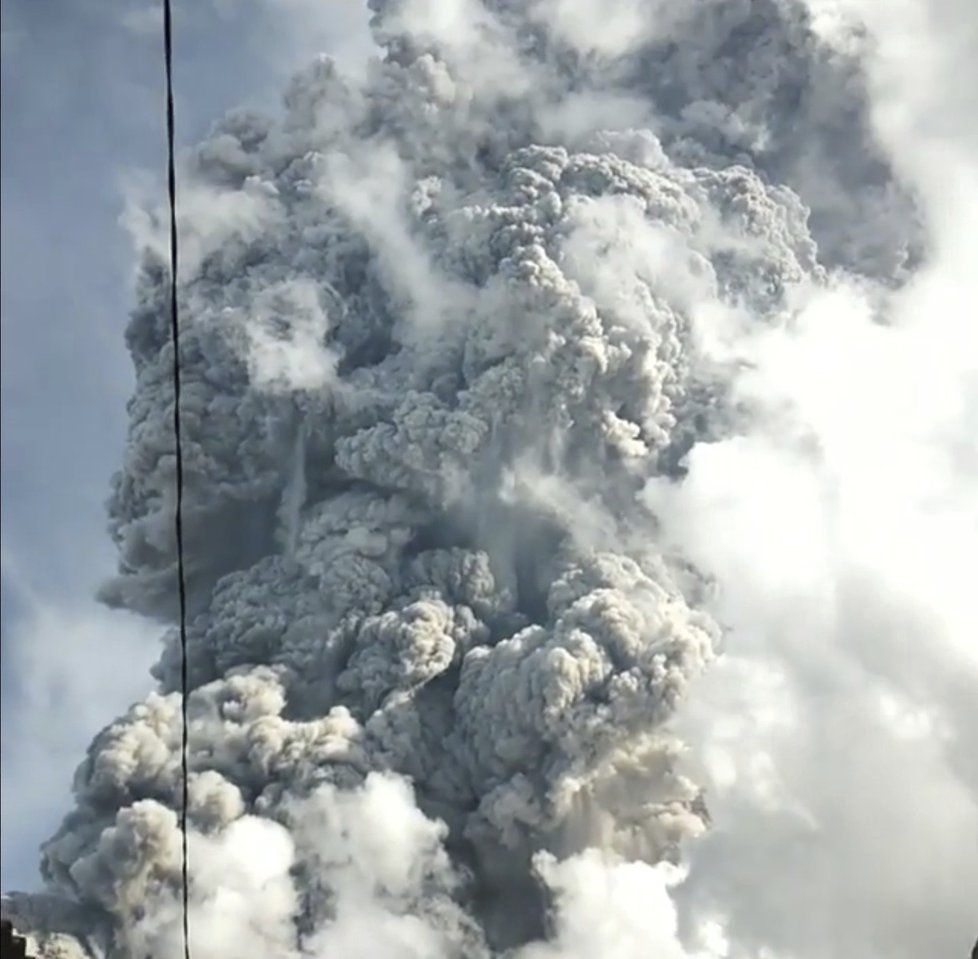 V Indonésii explodovala sopka Sinabung. Popel se z ní tyčí 7 kilometrů vysoko