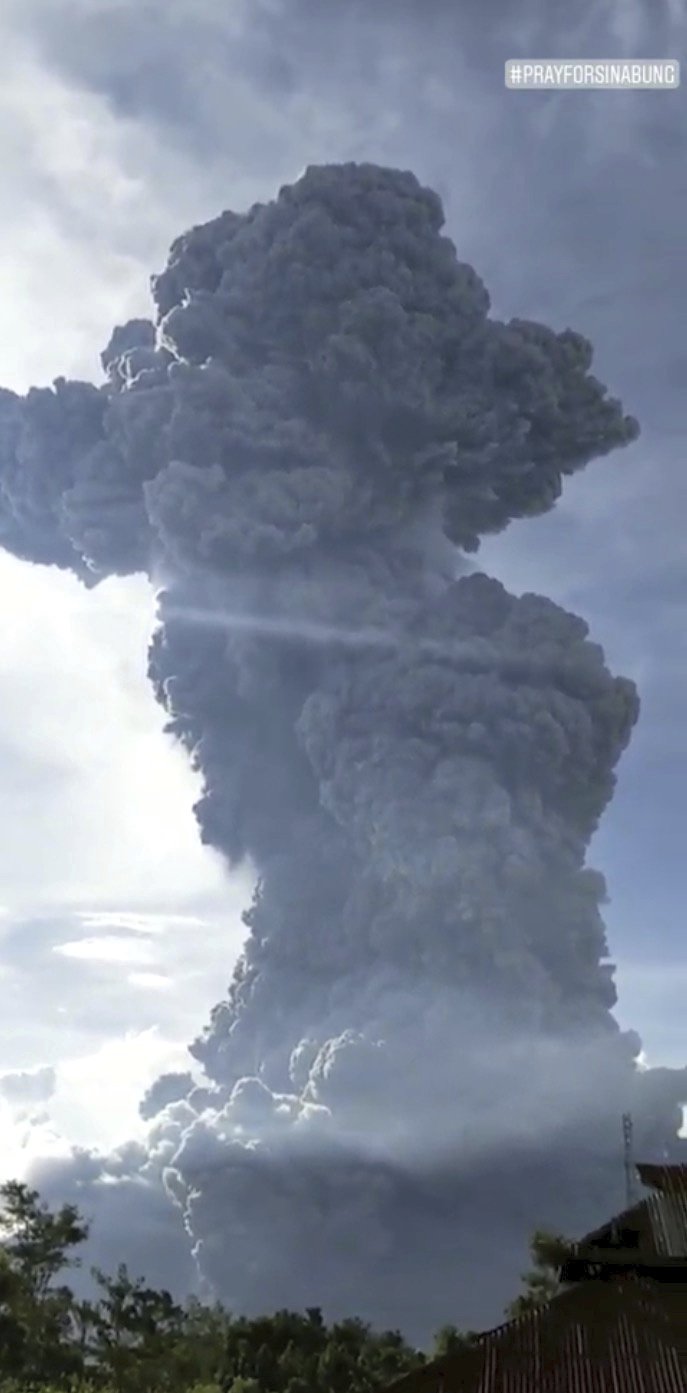 V Indonésii explodovala sopka Sinabung. Popel se z ní tyčí 7 kilometrů vysoko