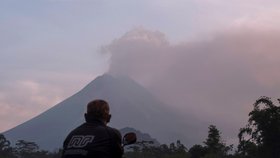 Indonéská sopka Merapi opět chrlila kouř a popel. (3.3.2020)