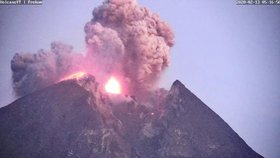 Indonéská sopka Merapi opět chrlila kouř a popel. (3.3.2020)