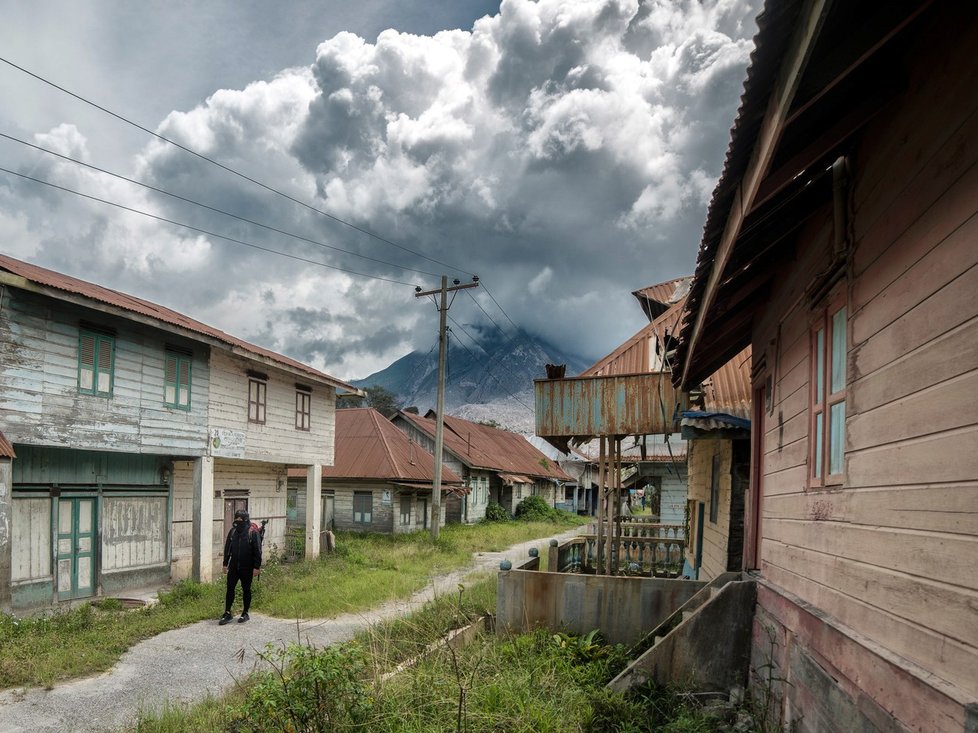 Městečko na úpatí sopky Sinabung opustili obyvatelé ve spěchu.