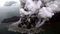 Sopka Anak Krakatoa při erupci, která předcházela ničivé tsunami (23. 12. 2018)