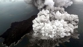 Sopka Anak Krakatoa při erupci, která předcházela ničivé tsunami (23. 12. 2018)