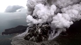 Sopka Anak Krakatoa při erupci, která předcházela ničivé tsunami (23. 12. 2018)
