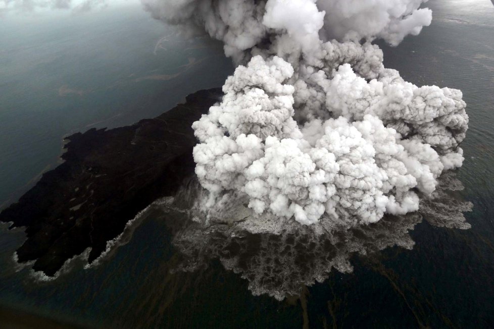 Sopka Anak Krakatoa při erupci, která předcházela ničivé tsunami (23. 12. 2018).