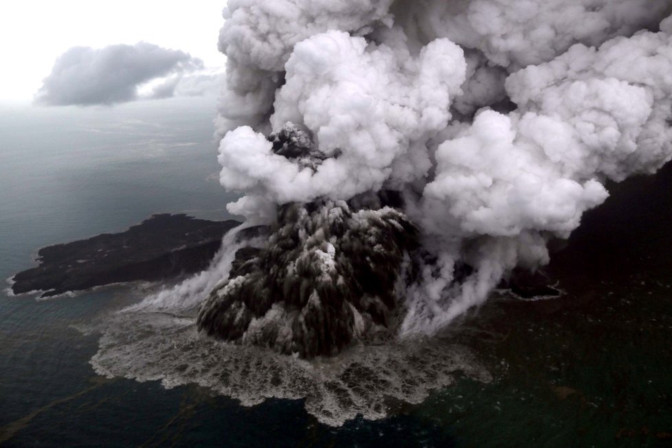 Sopka Anak Karakatoa při erupci, která předcházela ničivé tsunami (23. 12. 2018)