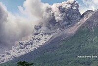 V dovolenkovém ráji vybuchla sopka: Indonéský vulkán Merapi chrlí lávu kilometry daleko