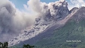 Výbuch sopky Merapi v Indonésii: Kouř vstoupá až do výšky 7 km