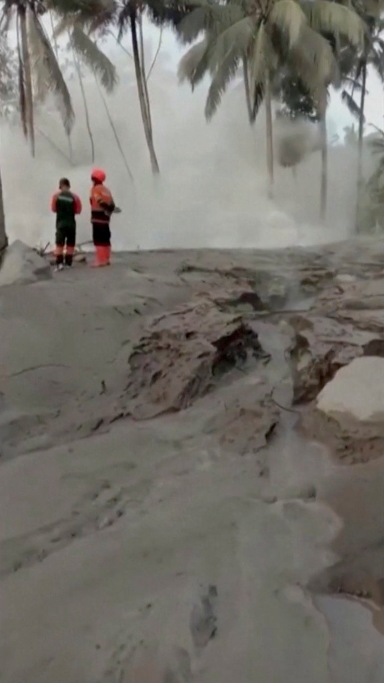 Škody po výbuchu sopky Semeru na indonéském ostrově Jáva (5.12.2021)