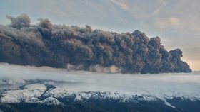 Ohromný oblek prachu, ledové drti a písku chrlí sopka na ledovci Eyjafjallajökull.