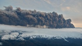 Ohromný oblak popela vypustila islandská sopka v noci na pátek
