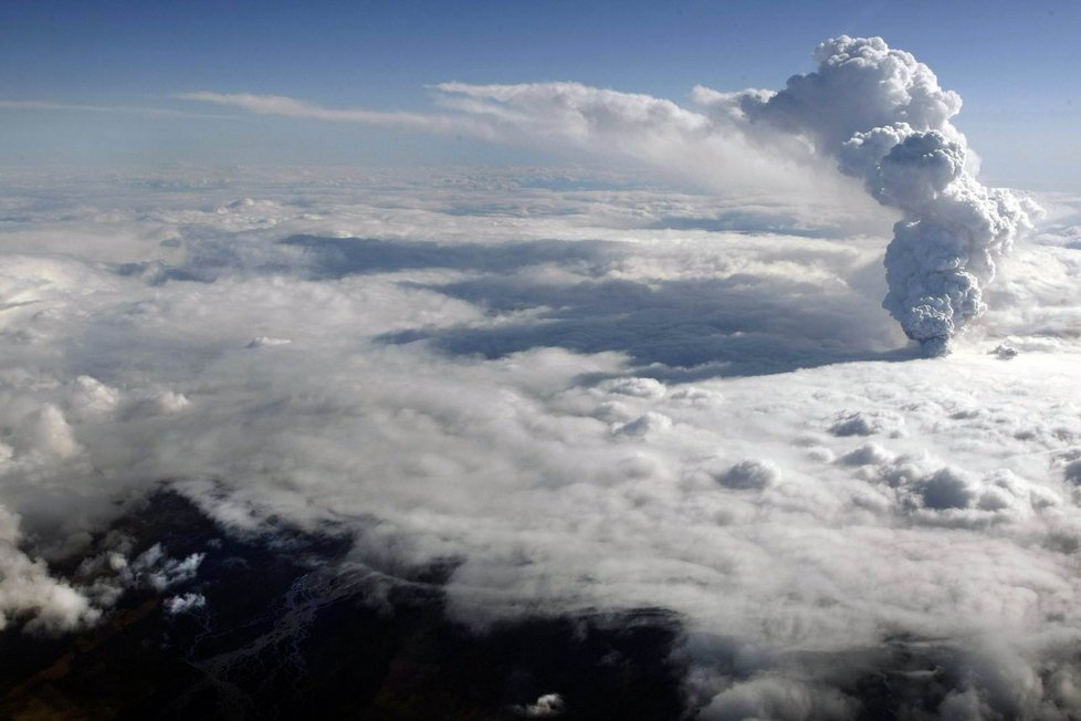 Ohromný oblak prachu, ledové drti a písku chrlí sopka na ledovci Eyjafjallajökull.