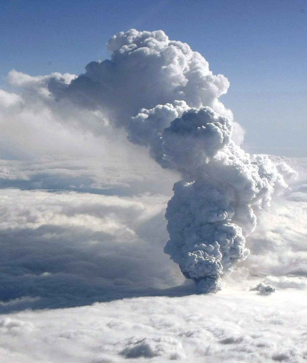 Ohromný oblak prachu, ledové drti a písku chrlí sopka na ledovci Eyjafjallajökull.