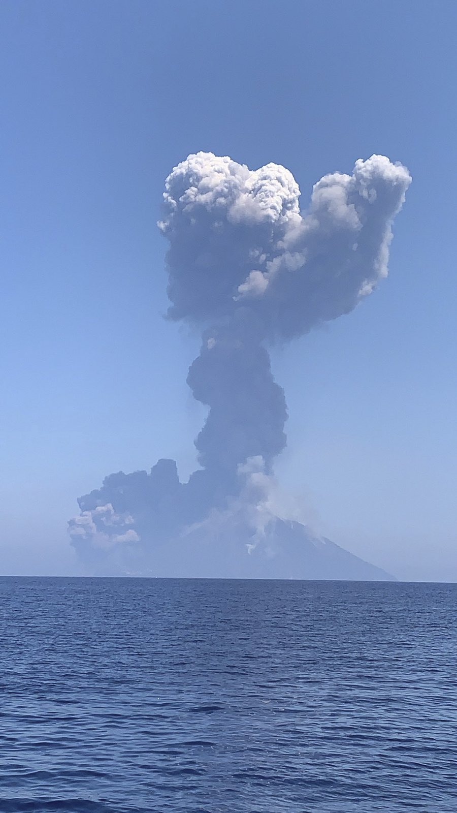 Výbuch sopky Stromboli na Sicílii (28. 8. 2019)