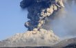 V nejhorší možnou dobu se ozvala podřimující sopka Shinmoedake na jihozápadě Japonska. V neděli večer místního času začala chrlit popel a kameny do výše 4 kilometrů! Podle agentury Reuters se jedná o nejsilnější erupci za posledních 52 let. Sopka je od místa zemětřesení vzdálena 1500 kilometrů.