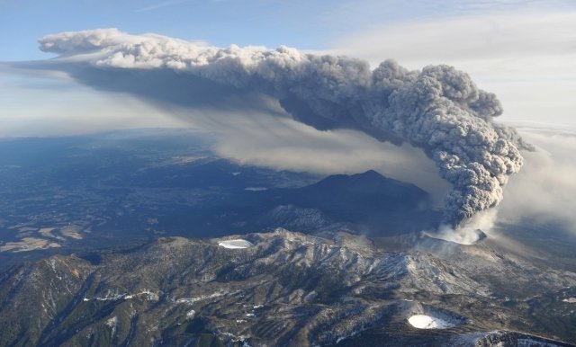 Sopka Šinmoedake na ostrově Kjúšu chrlí kamení do 4 kilometrů