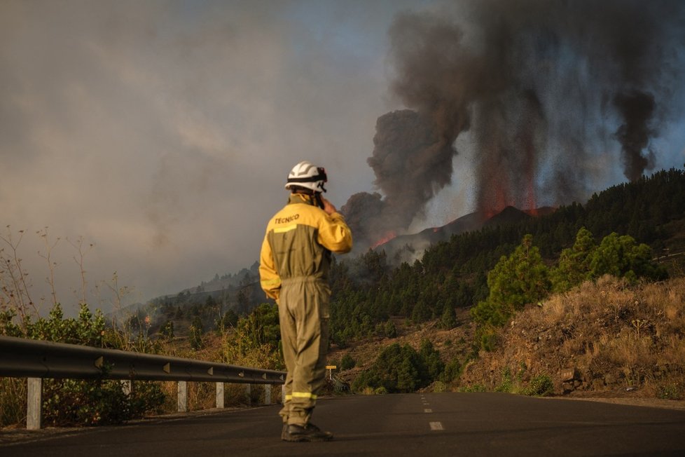 Sopka na španělském ostrově La Palma stále chrlí lávu, evakuováno bylo pět tisíc místních obyvatel