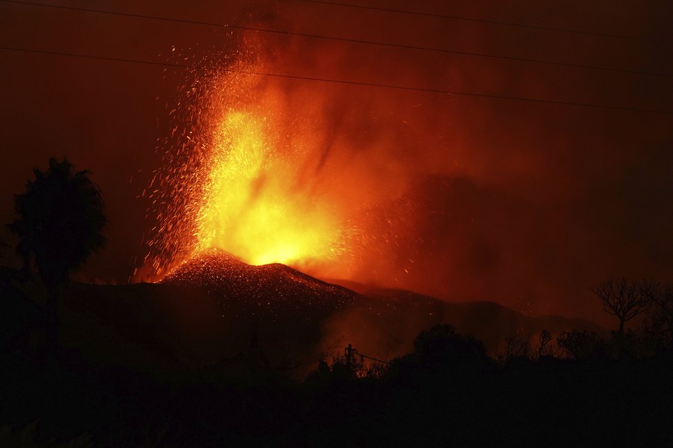 Na ostrově La Palma je kvůli lávě po erupci sopky uzavřena část pobřeží, (22.09.2021).
