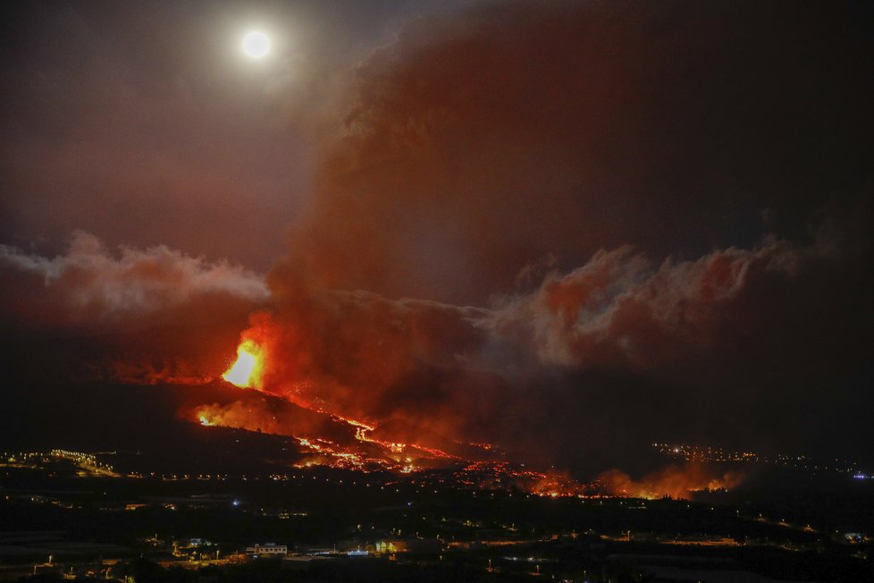 Na ostrově La Palma je kvůli lávě po erupci sopky uzavřena část pobřeží, (22.09.2021).