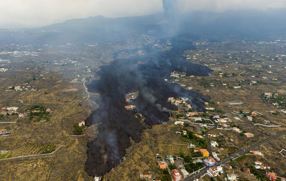 Na ostrově La Palma je kvůli lávě po erupci sopky uzavřena část pobřeží, (22.09.2021).