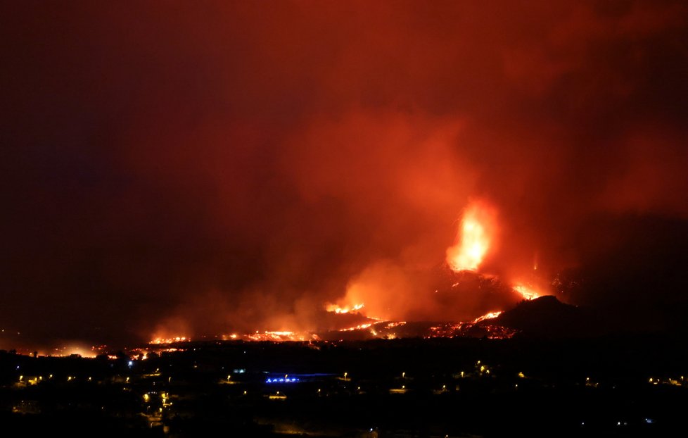 Na ostrově La Palma je kvůli lávě po erupci sopky uzavřena část pobřeží, (22.09.2021).