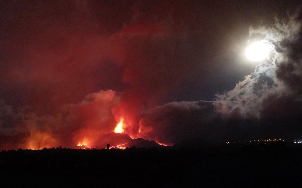 Na ostrově La Palma je kvůli lávě po erupci sopky uzavřena část pobřeží, (22.09.2021).