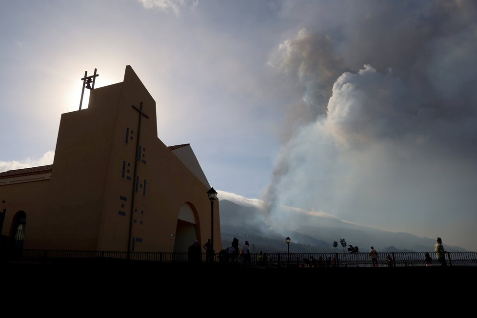 Na ostrově La Palma je kvůli lávě po erupci sopky uzavřena část pobřeží, (22.09.2021).