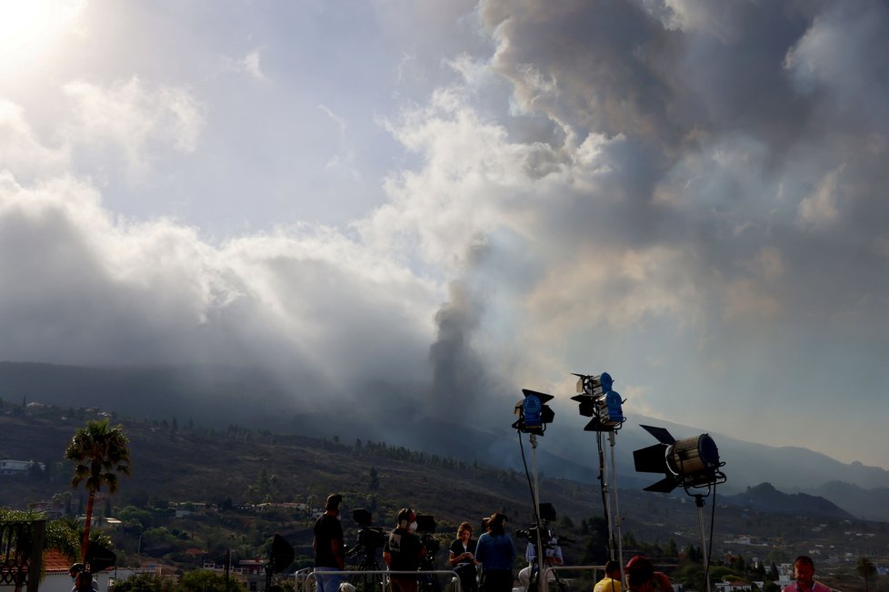 Na ostrově La Palma je kvůli lávě po erupci sopky uzavřena část pobřeží, (22.09.2021).