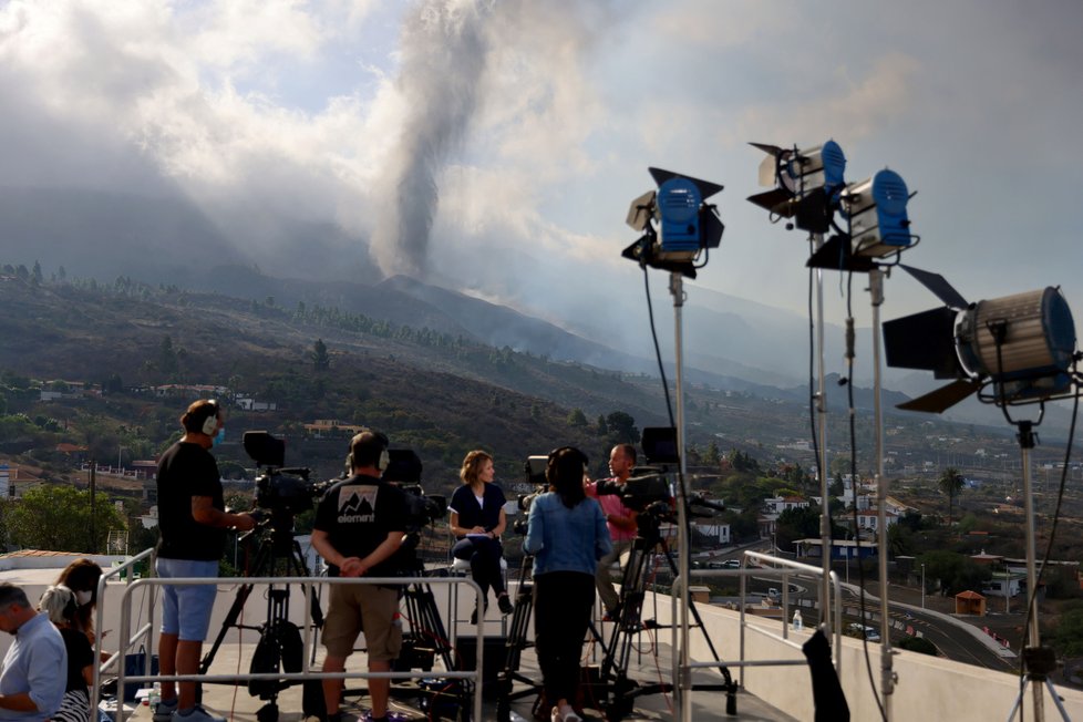 Na ostrově La Palma je kvůli lávě po erupci sopky uzavřena část pobřeží, (22.09.2021).