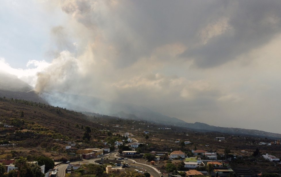 Na ostrově La Palma je kvůli lávě po erupci sopky uzavřena část pobřeží, (22.09.2021).