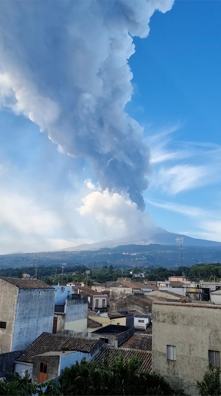 Na ostrově La Palma je kvůli lávě po erupci sopky uzavřena část pobřeží, (22.09.2021).