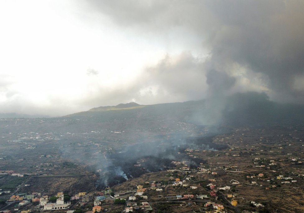 Na ostrově La Palma je kvůli lávě po erupci sopky uzavřena část pobřeží, (22.09.2021).