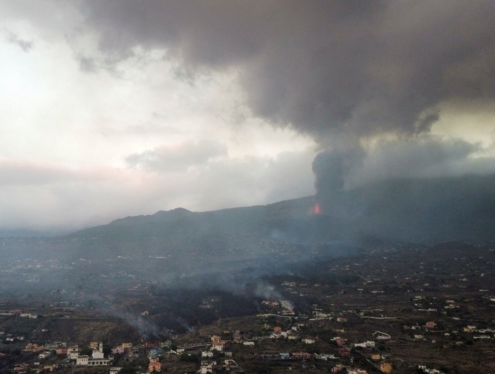 Na ostrově La Palma je kvůli lávě po erupci sopky uzavřena část pobřeží, (22.09.2021).