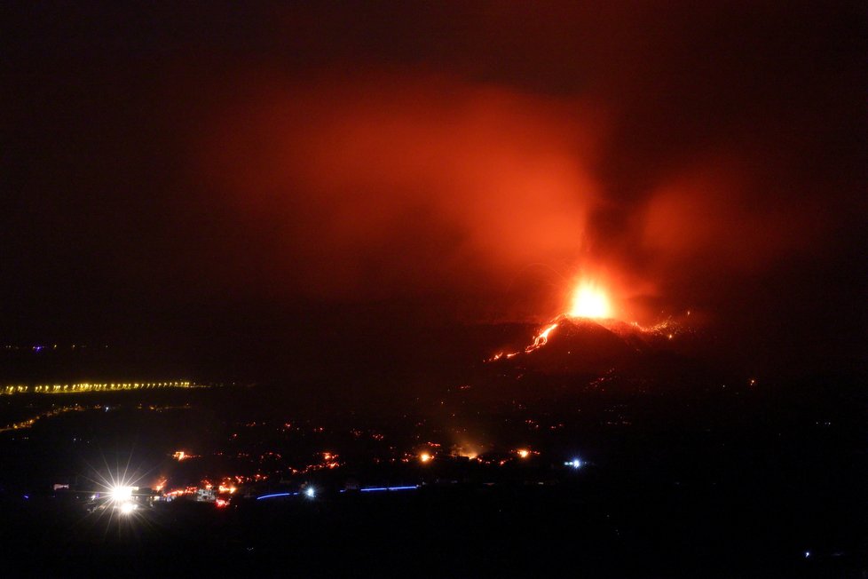 Na ostrově La Palma je kvůli lávě po erupci sopky uzavřena část pobřeží, (22.09.2021).